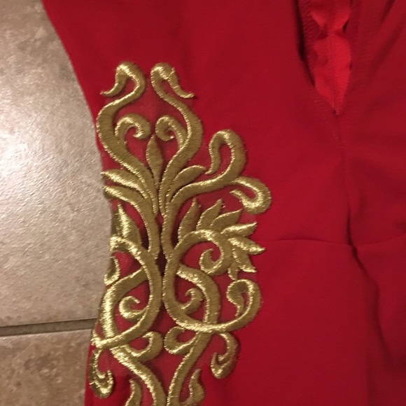 Red gown - Picture 4 of 4